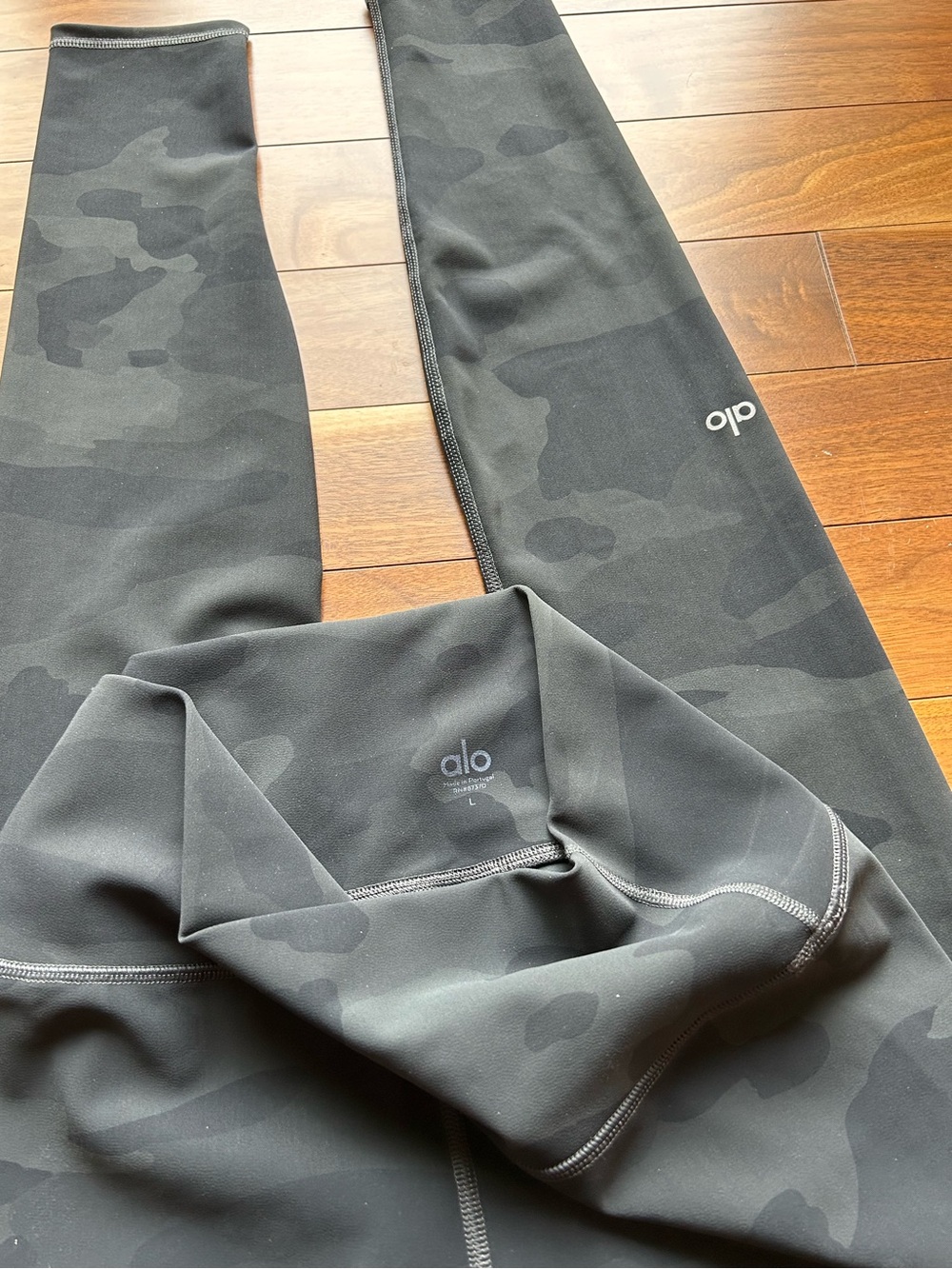 ALO High-Waist Camo Vapor 28” Leggings - Black/Camo size Large